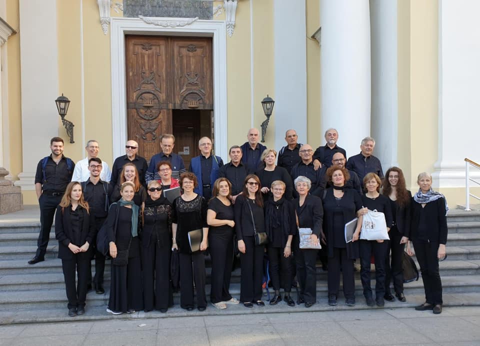 Il coro prima del concerto sulla celebre Nevskij Prospekt (corso Nevskij) a San Pietroburgo